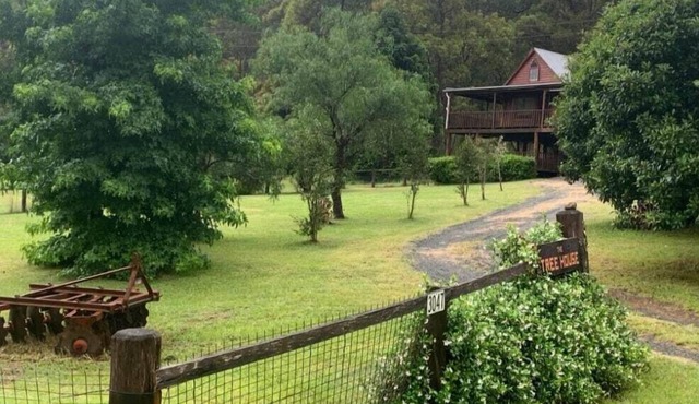 THE WOLLOMBI TREEHOUSE