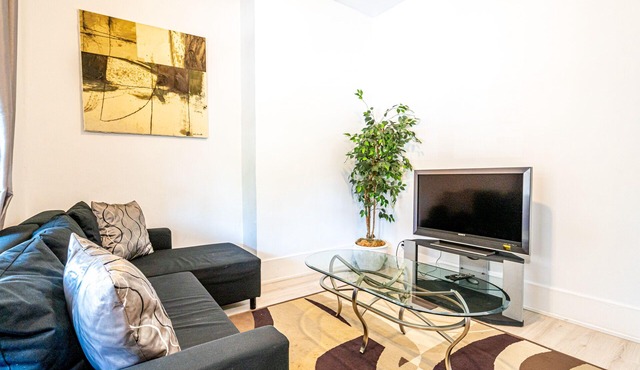 The Woodbine Beach House✔450yds from Beach ✔2BDRCondo✔Parking✔Garden