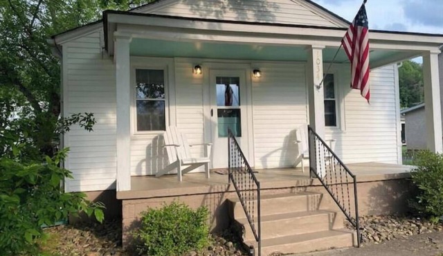 The Woodland Cottage charming 2 bedoom one bath with deck on back, covered front
