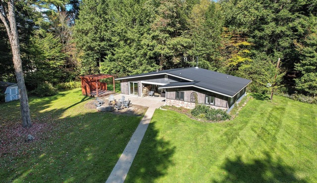 The Woodland Haven - Secluded 3 bed, 2 bath, and Hot Tub!