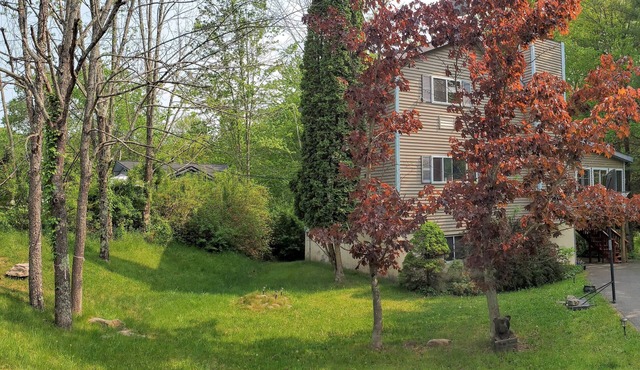 The Woodland Hideout by the Lake features a private Hot Tub and Sauna