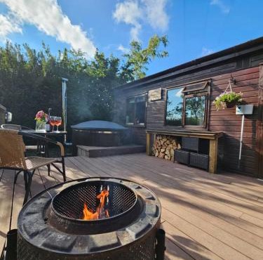 The Woodland Lodge - Wood Fired Hot Tub and Firepit