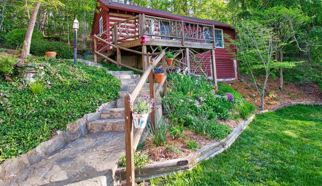 The Woodlands Cottage-Deck, Views & King Sized Brass Bed