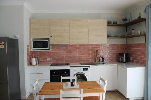 The Woodlands Hideaway - 2 Bedroom Modern Acreage Guesthouse