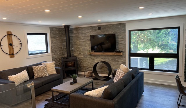 🌲The woodlands retreat🌲SLEEPS 20! HOT TUB! SAND VOLLEYBALL COURT