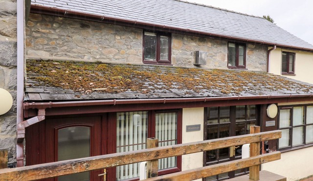 THE WOODMAN, pet friendly, character holiday cottage in Rhayader