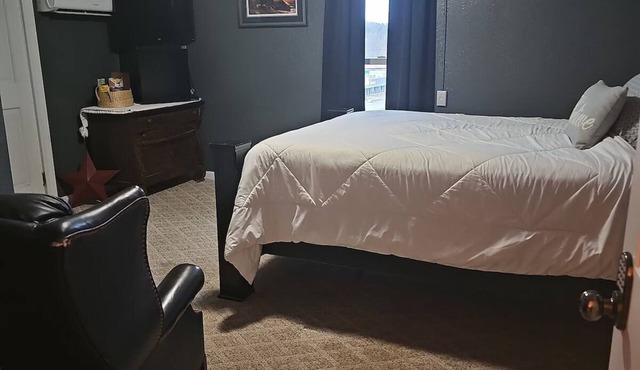 The Woods and Willow Room. 1 queen bed .cot can be added and private bathroom