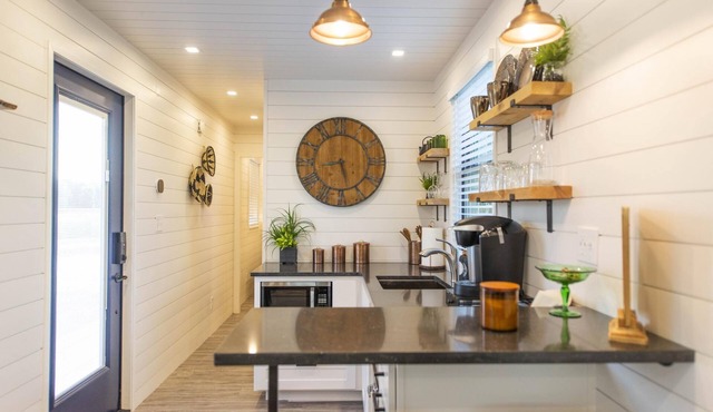 The Woods- Container Tiny House 12 min to Magnolia Baylor Downtown