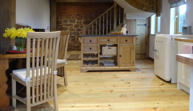 THE WOODSHED, pet friendly, country holiday cottage in Upton Pyne