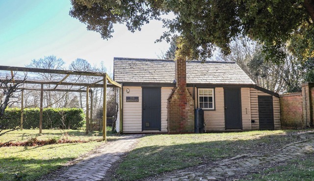 THE WOODSHED, romantic, country holiday cottage in Weeley