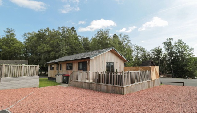 THE WOODSIDE, pet friendly, with hot tub in Otterburn