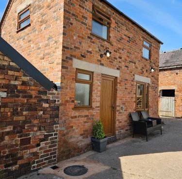 The Woottons Barn with Hot Tub