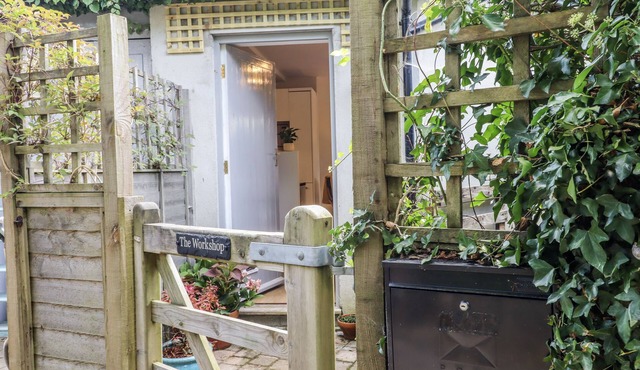 THE WORKSHOP, pet friendly, with hot tub in Mary Tavy