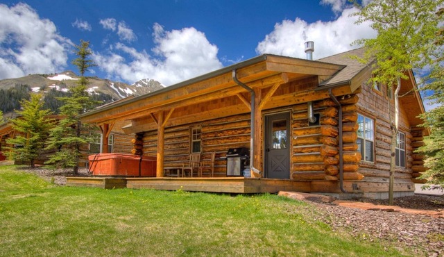 "The Wrangler" Cowboy Heaven Cabin, Hot Tub, New Bathrooms, Privacy, Firepit
