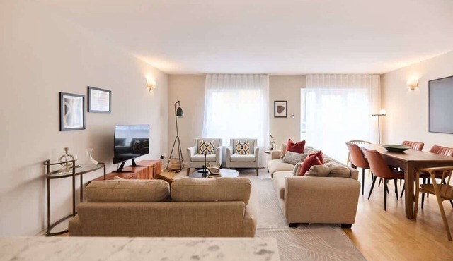 The Wray Crescent Hideout - Stylish 4BDR + Parking