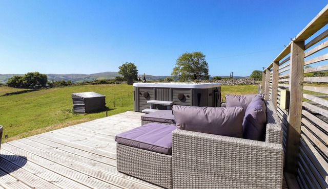 THE WREN, romantic, luxury holiday cottage, with hot tub in Llysfaen