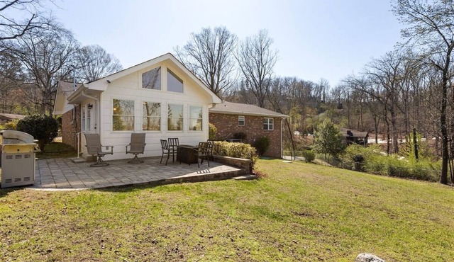 The Wrenley Chateau! Convenient Location+Fire pit!