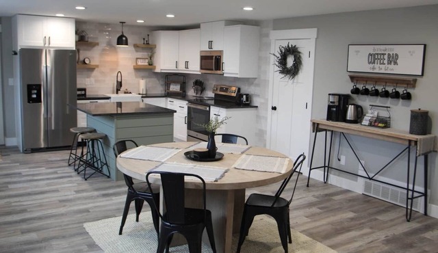 The Wright Retreat- Private Entry w/Sauna & Hot Tub