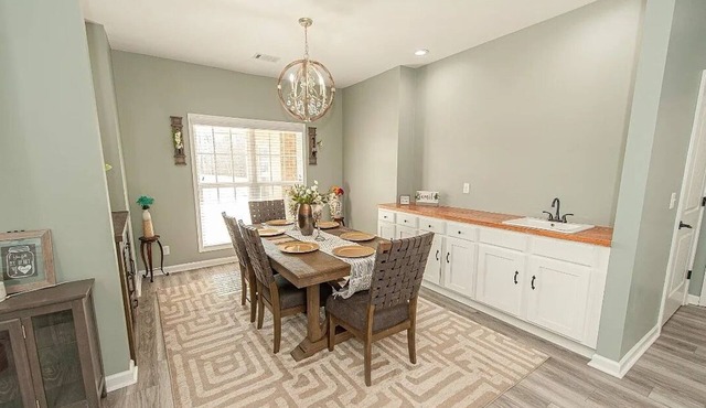 The Wright Retreat! Spacious 5-bedroom house in awesome Montgomery, AL