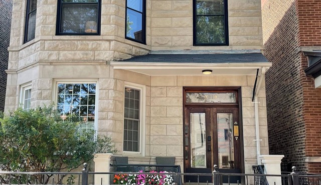 The Wrigleyville Deluxe -Steps from Wrigley Sleeps 10