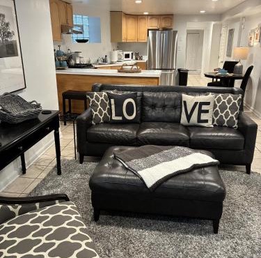 The Wrigleyville Garden 200 Steps to Wrigley-2BR