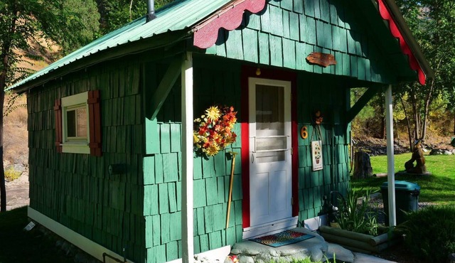 "The Writer's Den" - Cabin 6 - Private Deck Overlooking the River
