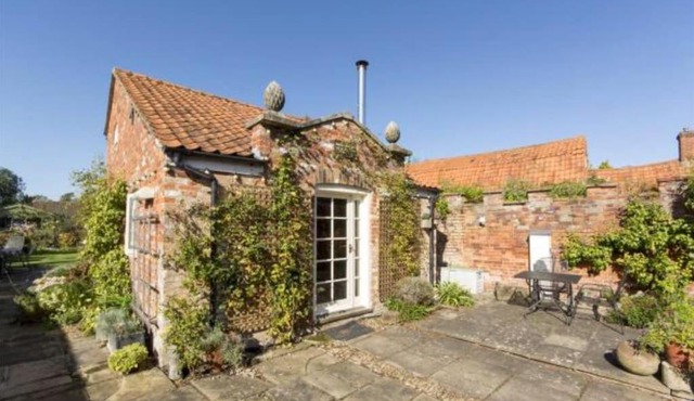 The Writer's Studio (stylish garden guesthouse)