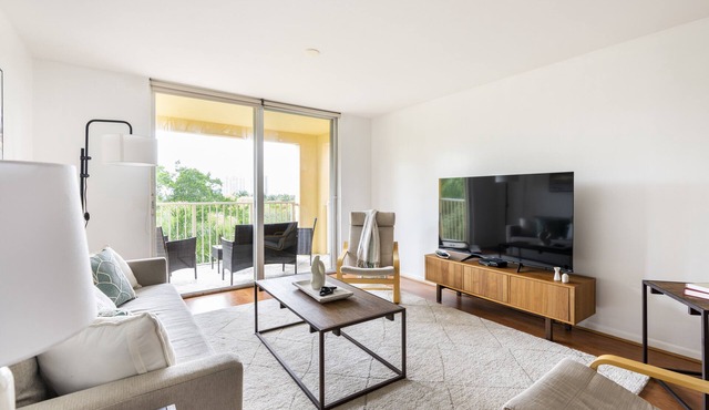 THE YACHT CLUB AT AVENTURA, AMAZING GOLF VIEW , 2/2 BED FREE WIFI AND PARKING