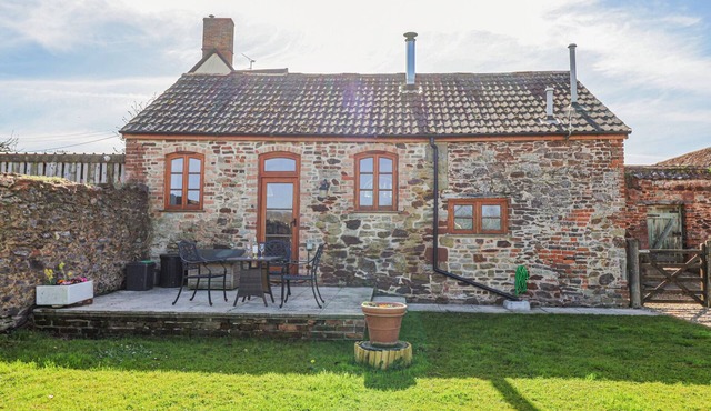 THE YARDE ANNEXE, pet friendly, character holiday cottage in Taunton
