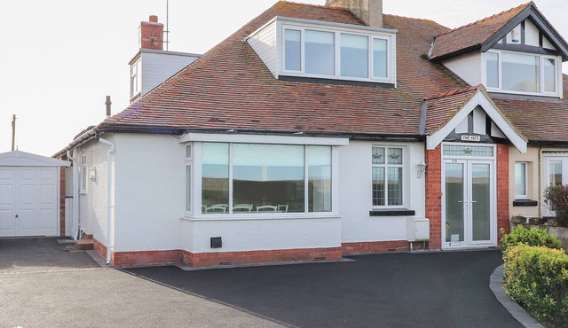 THE YATT, family friendly, character holiday cottage in Rhos-On-Sea