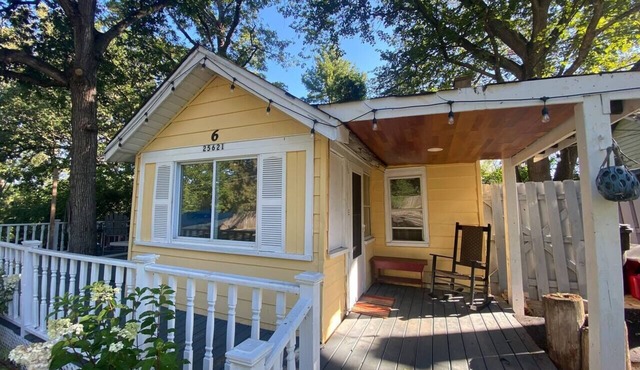 The Yellow Cottage @ Cottages on Petite Lake