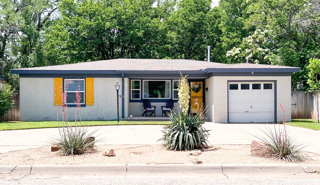 The Yellow Door- Close to I-40, Garage, B-ball Court, Fire-pit and Grill