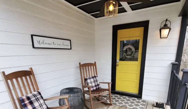The Yellow Door - Secluded Farmhouse on 20 acres