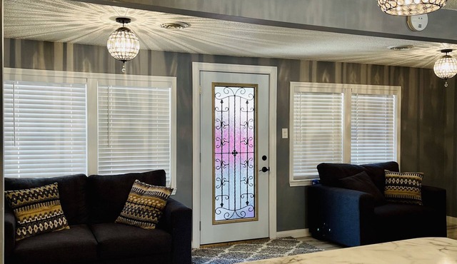 The Yellow House at Bluffview~ 1/2 mile from the lake