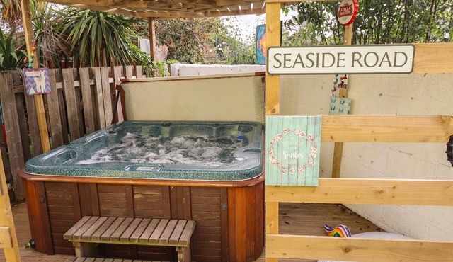 THE YELLOW HOUSE, family friendly, with hot tub in Withernsea