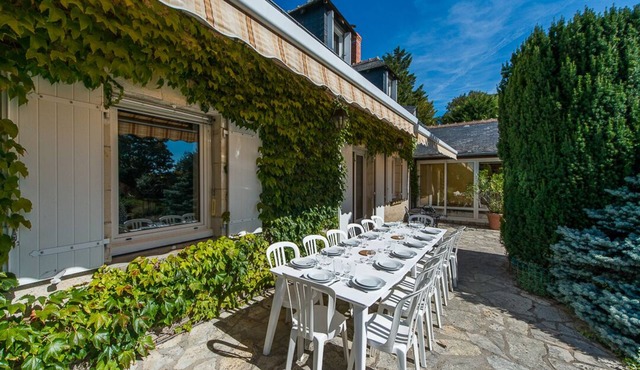 The Yellow House - large gite with swimming pool - table soccer