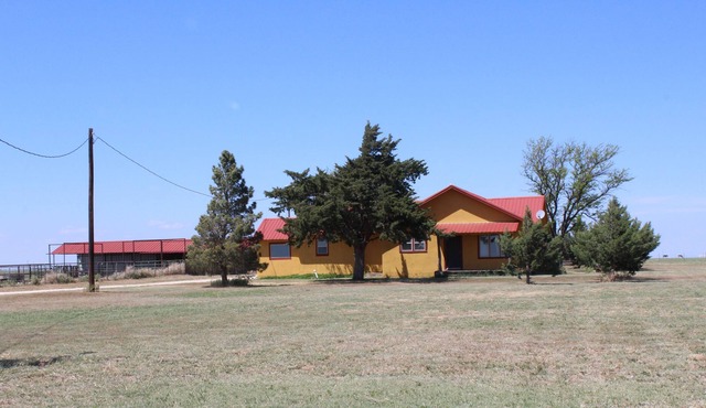 The Yellow House on Tule Creek with Room for your Horses!
