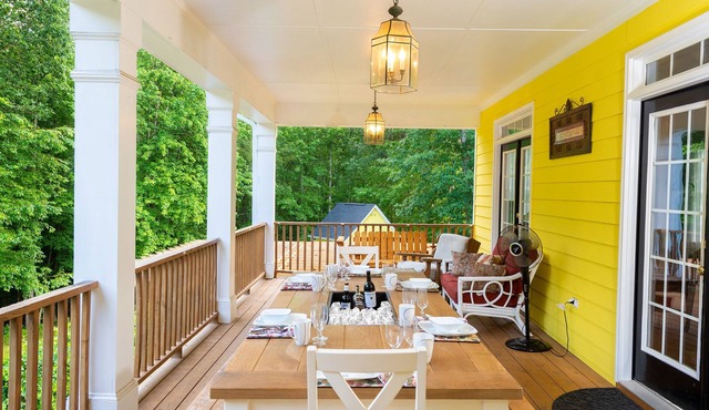 The Yellow House/sleeps 10/Families/Relocation/Retreats/near NCSU/Raleigh/Cary