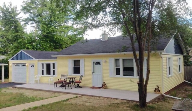 The Yellow House Near the ShorenWalking distance to Sheridan Beach,