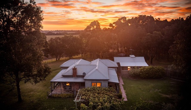 The Yellow House - Vineyard Stay