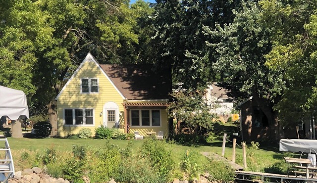 The Yellow Lakeside Cottage - Albert Lea, MN