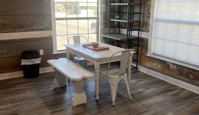 The Yellow Rose, Near the Square, Renovated & in the Heart of the Hill Country