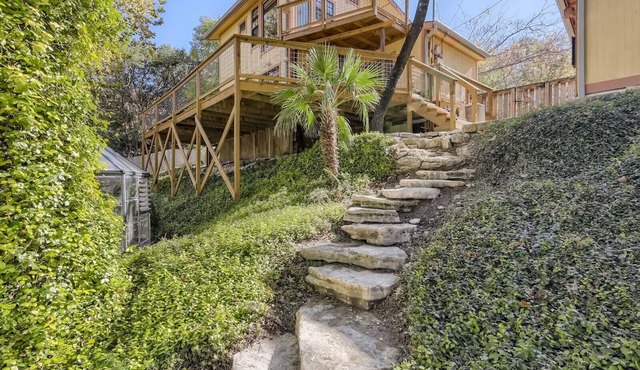 The Yellow Treehouse by the Lake - NO CLEANING FEES!