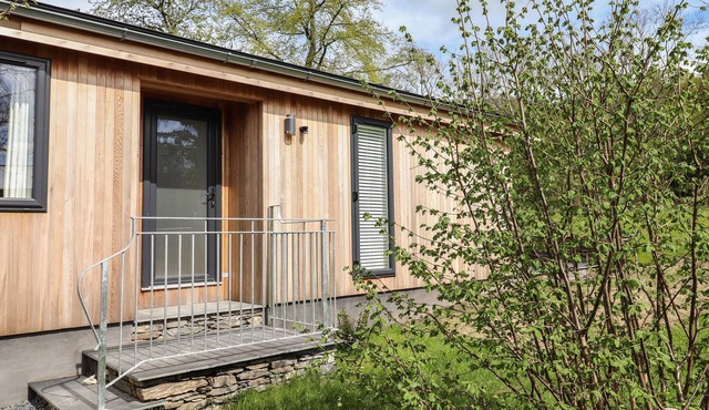 THE YEWS, pet friendly, character holiday cottage in Haverthwaite