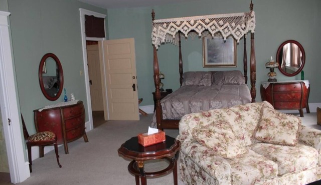 The York at Victorian Charm Inn