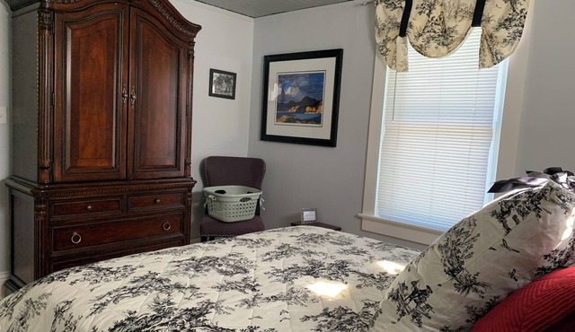 The York House Boutique Suit, Minutes to Crystal Beach.20 Minutes to the Falls.