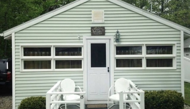 The York Hut is an updated gem just steps to Long Sands! 7min walk to the beach!