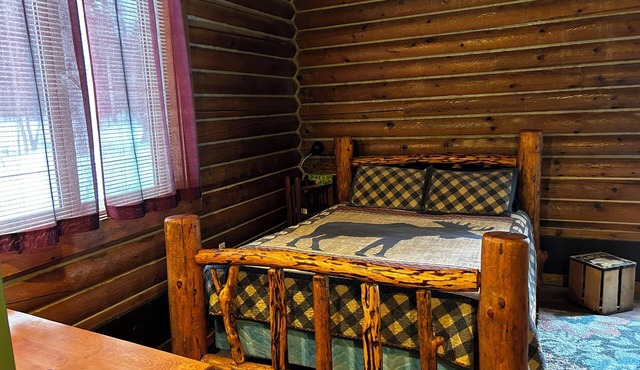 The Yukon, The Yukon Cabin Room w/Suana