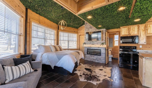 The Yurt at Paradise Pointe with a hot tub, fire pit, & Grill