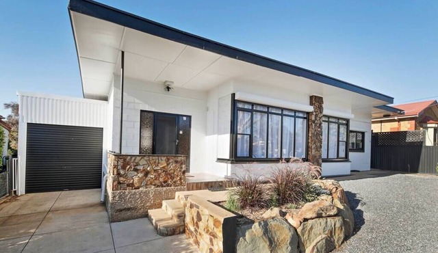 The Zebra - 4Bdrm, Slps 8, 2 Bathrm, Solar